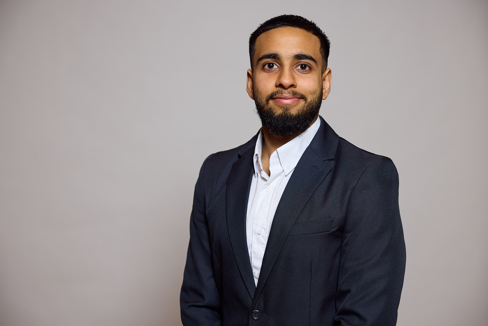 Hamza Ali Saleh im Anzug